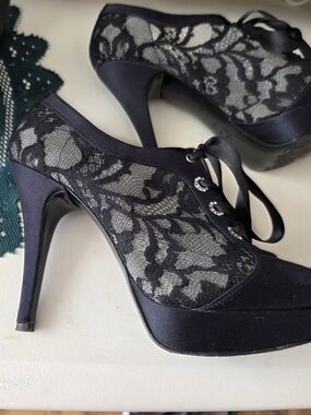 Stuart Black Lace Peep-Toe Platform Heels - Size US 8